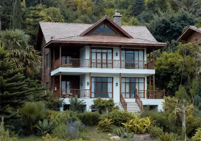 عکس هایپررئالیستیک از یک ویلای مدرن در چاف و چمخاله با معماری شمالی و پنجره‌های بزرگ رو‌به‌بادهای شمالی برای تهویه طبیعی.