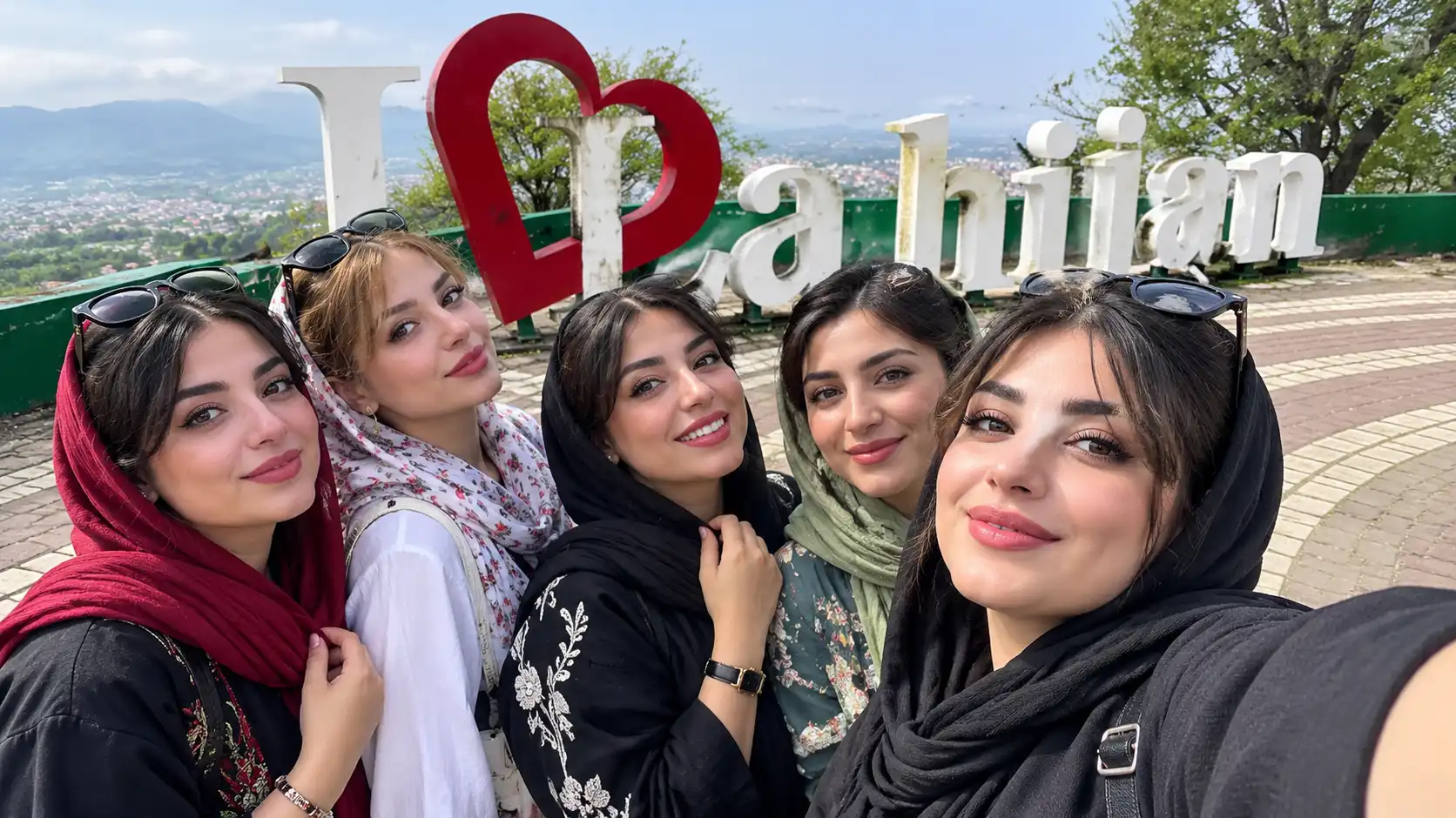سلفی گرفتن گردشگران کنار تابلوی I Love Lahijan در بام سبز لاهیجان